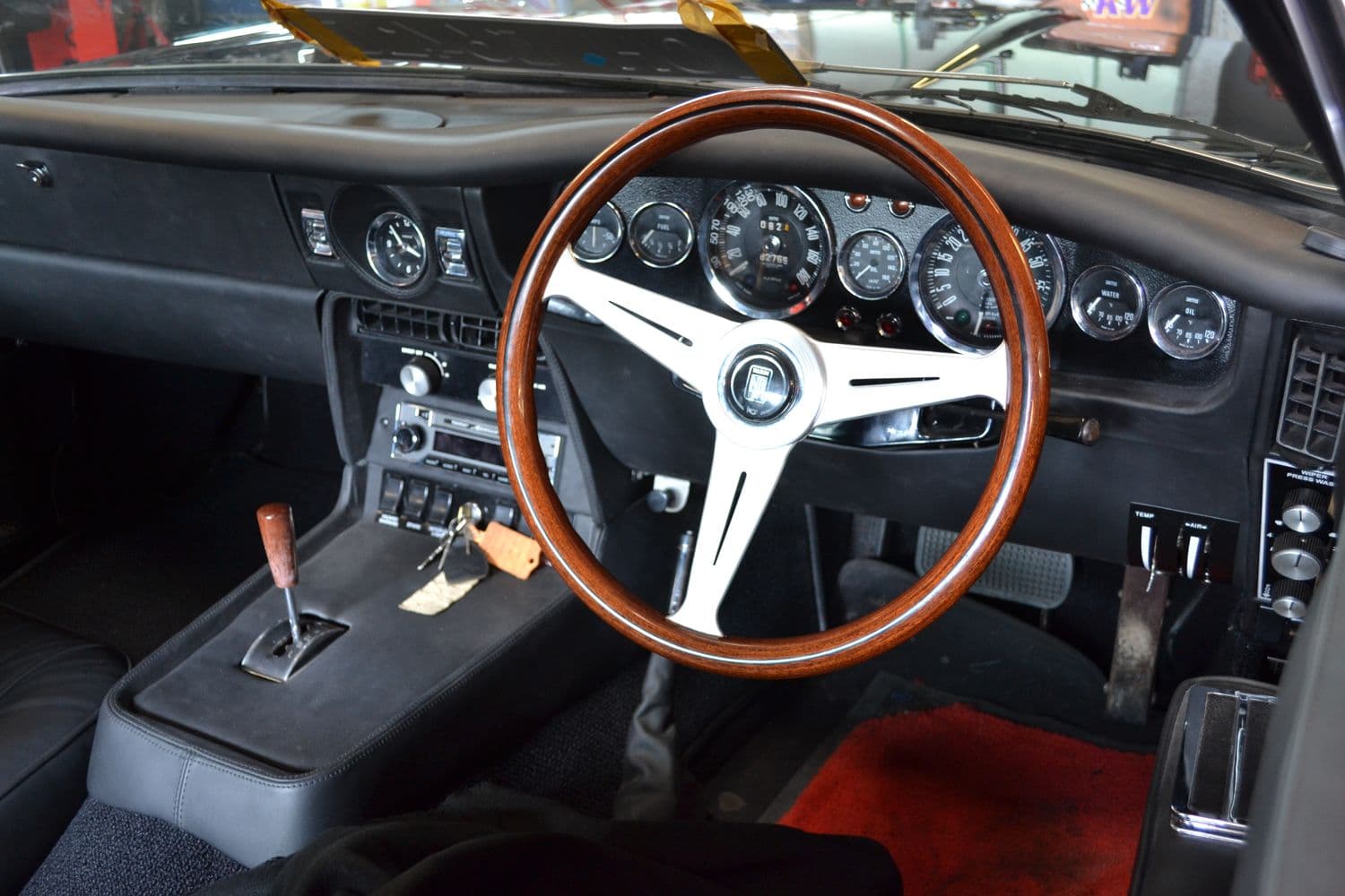 Aston Martin DBS: Oldtimer im Portrait Innenraum