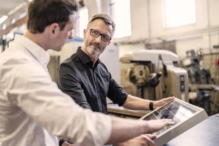 Hiscox Spezialversicherer: Zwei Männer im Gespräch