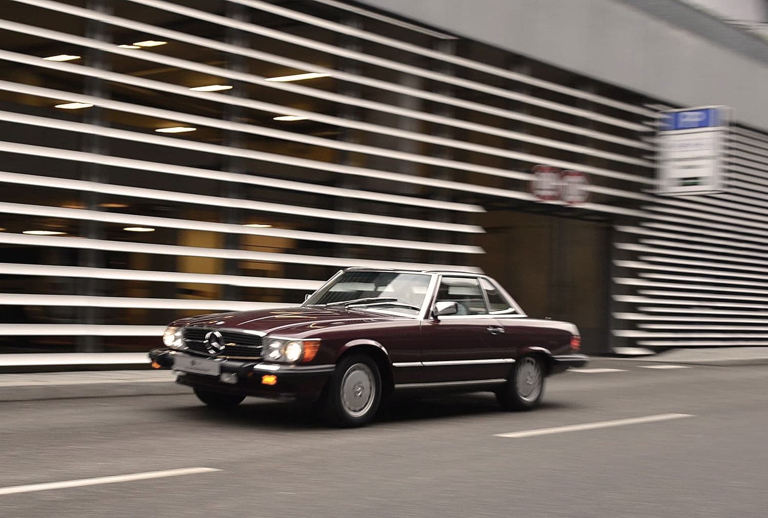 Freunde im Roadster: Mercedes Benz 560SL Oldtimer im Portrait