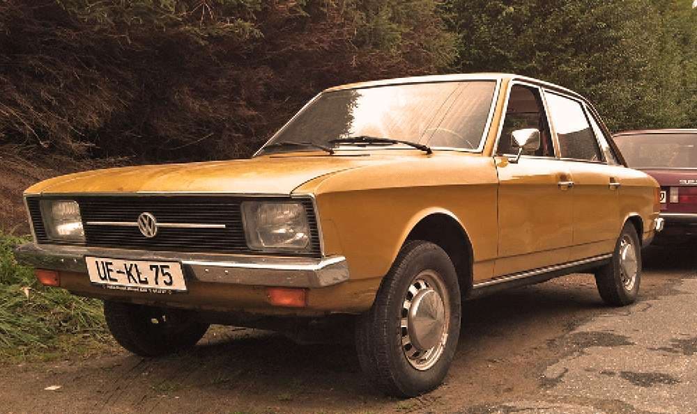 Goldener Volkswagen K70 L 1971 geparkt auf einer Straße im Wald