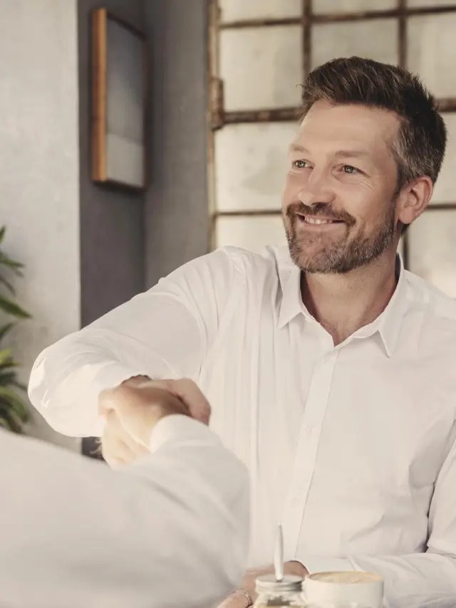 Hiscox Versicherung über Makler abschließen: Zwei Männer reichen sich die Hände Hiscox Versicherung über Makler abschließen: Zwei Männer reichen sich die Hände