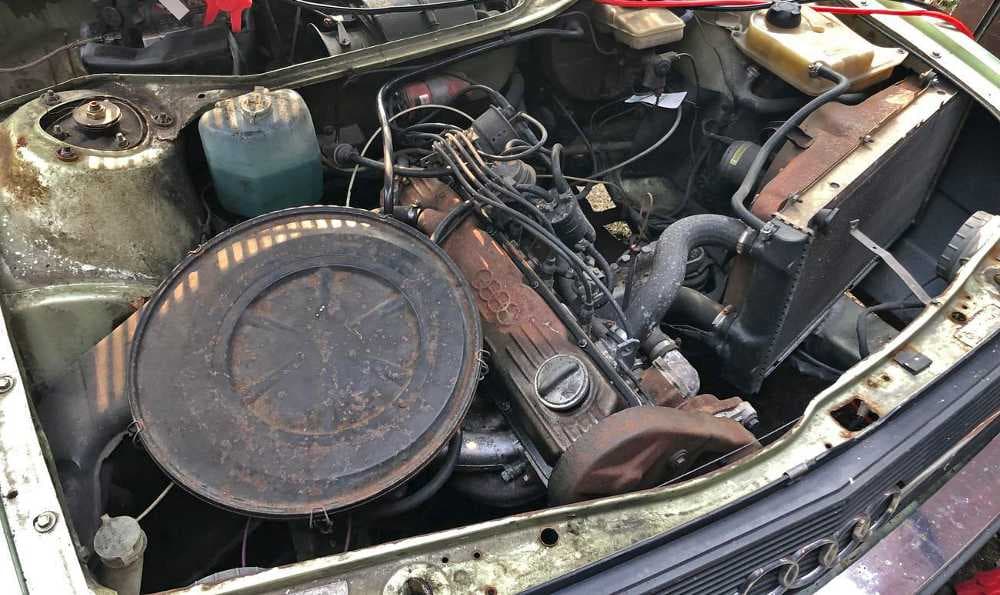 Abbildung eines Audi 100 Typ 43 Motors, der für seine Leistung und Zuverlässigkeit bekannt ist.