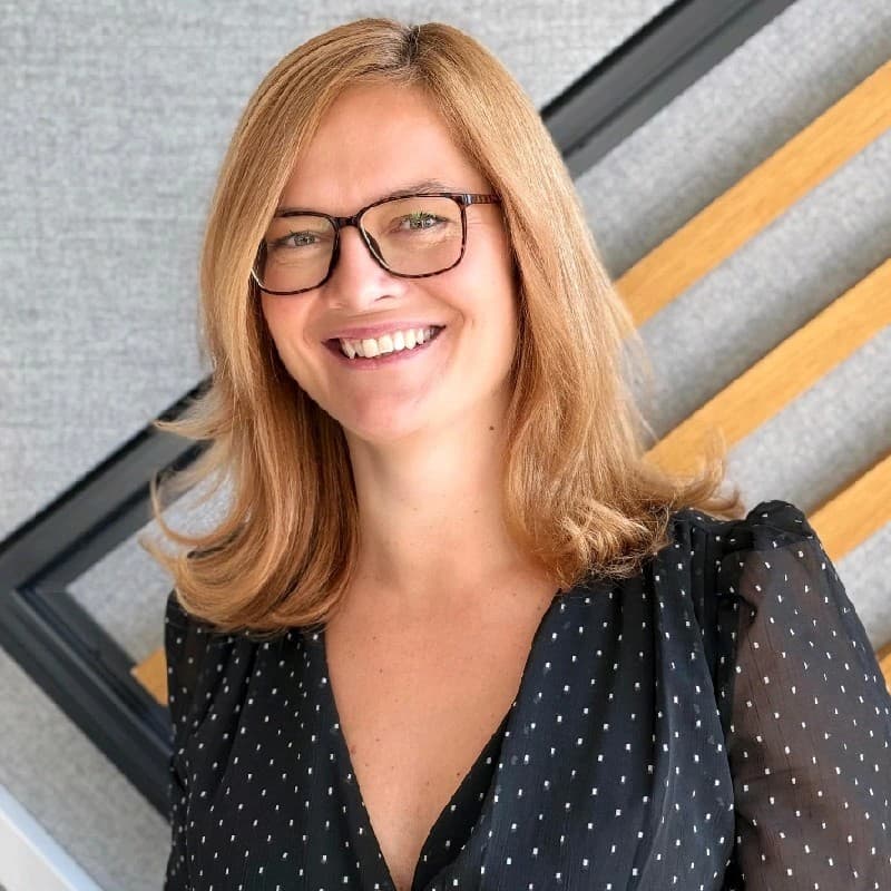Claims Underwriter Martina Korch lächelt den Betrachter an - sie ist als Volljuristin in der Schadenabteilung von Hiscox tätig