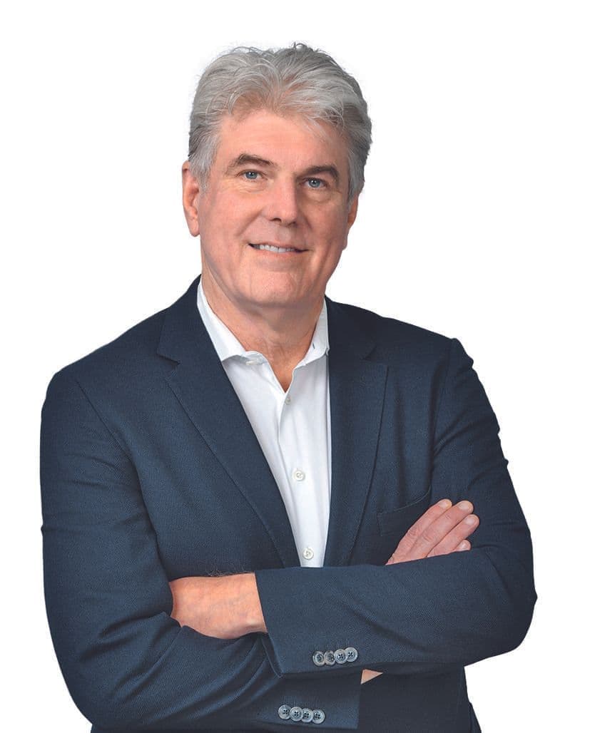 Frank Pöpsel von Finanzen Verlag lächelt in die Kamera und trägt einen dunkelblauen Anzug und ein weißes Hemd