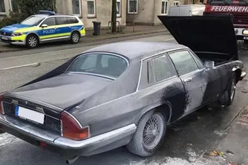 Oldtimer-Jaguar-Brand: nach Feuerwehreinsatz (c) privat