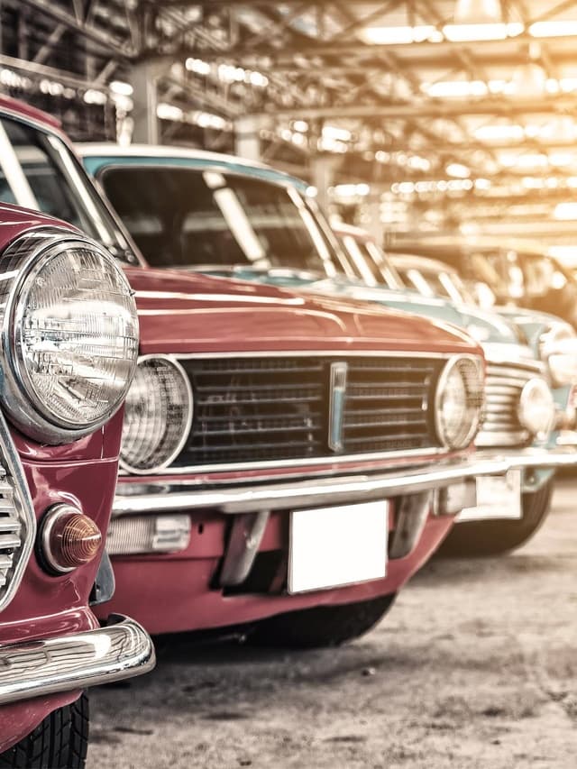 Sammlungsversicherung von Hiscox: Mehrere Oldtimer stehen nebeneinander