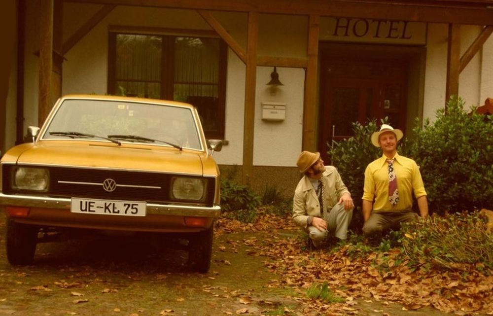 Goldener VW K70 L 1971 im Jahr 2008, Nachstellung des Bildes aus 1973 mit nun erwachsenen Kindern neben dem Fahrzeug