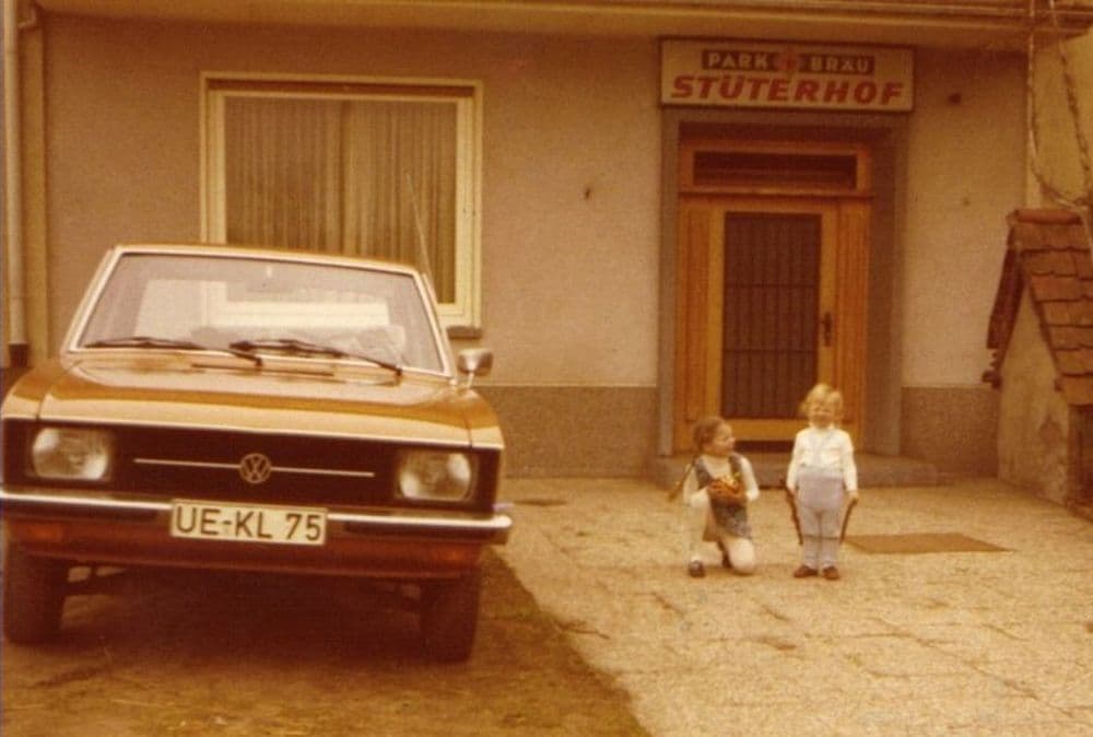 Zwei Kleinkinder stehen neben dem VW K70 l 1971 im Jahr 1973
