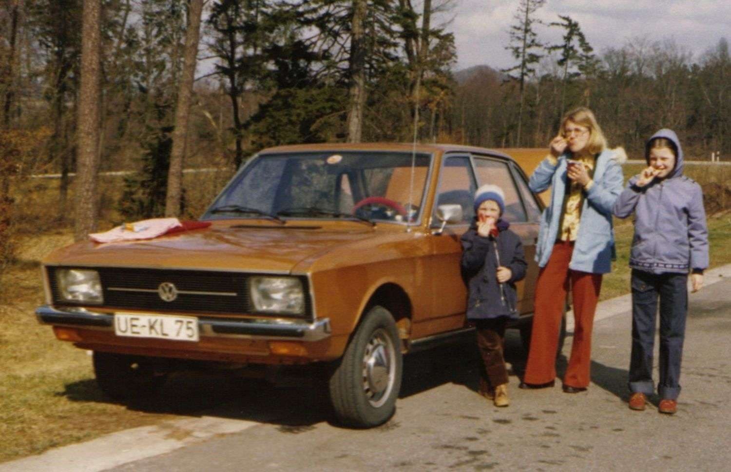 Altes Bild eines parkenden VW K70 L 1971 auf einer Waldstraße mit einer Mutter und zwei Kindern danaben