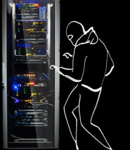 Cyber-Krimineller am Serverschrank | Sinnbild für die Cyber-Risiken, gegen die Sie sich mit einer Hiscox Cyber-Versicherung absichern können