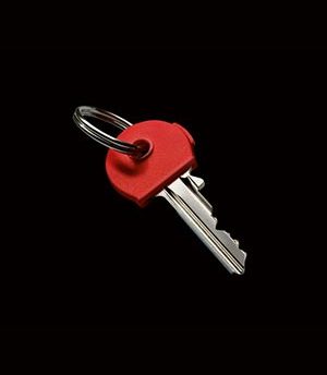 Hausschlüssel eines Wohnimmobilienverwalters | Sinnbild für die Absicherung gegen berufliche Risiken mit einer Berufshaftpflicht für Hausverwalter